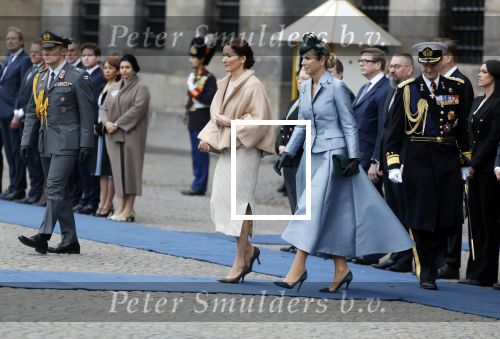 Amsterdam 11 december 2025
 Koning Willem-Alexander en koningin Maxima verwelkomende president van Finland Alexander Stubb met zijn echtgenote Suzanne Innes-Stubb op de Dam op de eerste dag van een tweedaags staatsbezoek aan Nederland
