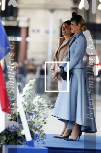 Amsterdam 11 december 2025
 Koning Willem-Alexander en koningin Maxima verwelkomende president van Finland Alexander Stubb met zijn echtgenote Suzanne Innes-Stubb op de Dam op de eerste dag van een tweedaags staatsbezoek aan Nederland