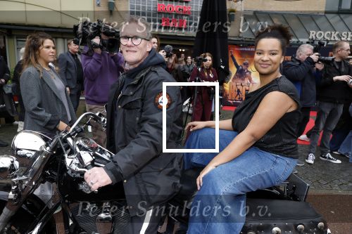 Amsterdam 8 december 2025
Presentatie cast We Will Rock you . Albert Verlinde is de producent.
Cast Naima Bayo, Luuk Haaze, Brecht van Arnhem, Magtel de Laat, Lucas Hamming en Nyassa Alberta
