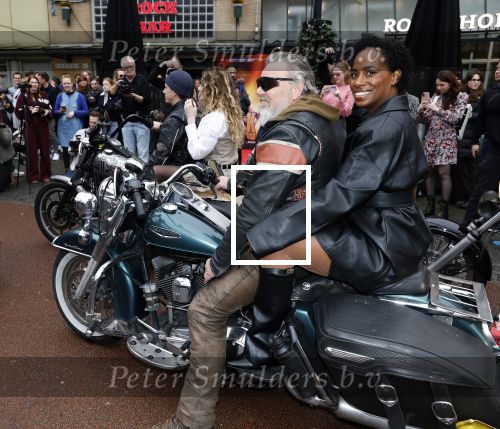 Amsterdam 8 december 2025
Presentatie cast We Will Rock you . Albert Verlinde is de producent.
Cast Naima Bayo, Luuk Haaze, Brecht van Arnhem, Magtel de Laat, Lucas Hamming en Nyassa Alberta