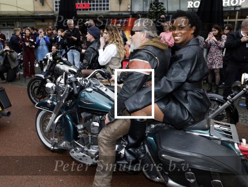 Amsterdam 8 december 2025
Presentatie cast We Will Rock you . Albert Verlinde is de producent.
Cast Naima Bayo, Luuk Haaze, Brecht van Arnhem, Magtel de Laat, Lucas Hamming en Nyassa Alberta