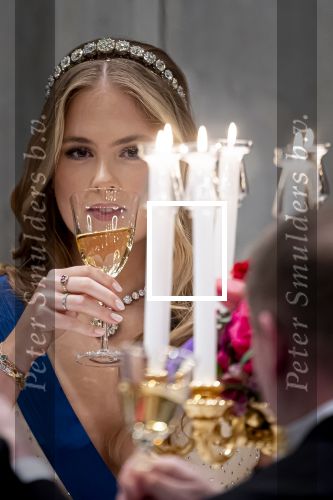 Amsterdam 11 december 2025
 Koning Willem-Alexander en koningin Maxima verwelkomen de president van Finland Alexander Stubb met zijn echtgenote Suzanne Innes-Stubb op de Dam op de eerste dag van een tweedaags staatsbezoek aan Nederland. s Avonds was het staatsbanket waar ook Prinses Amlia aanwezig was.