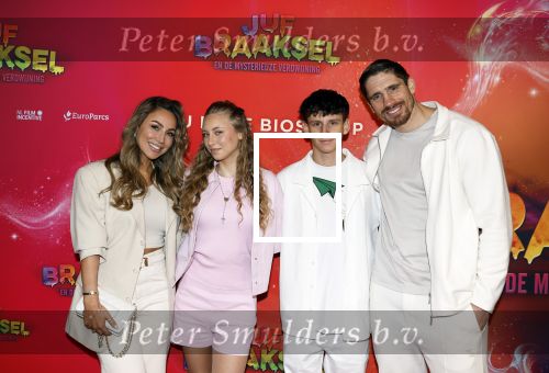 Amsterdam 7 december 2025
Premiere Juf Braaksel in Pathe Noord . Rico Verhoeven kwam met zijn vriendin Naomy v Beem en zijn kinderen