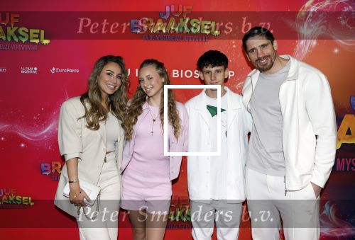 Amsterdam 7 december 2025
Premiere Juf Braaksel in Pathe Noord . Rico Verhoeven kwam met zijn vriendin Naomy v Beem en zijn kinderen