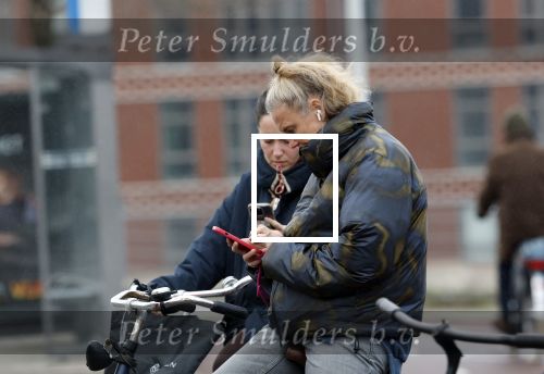 Amsterdam 29 december 2025
Sophie Hilbrand met mobieltje op de fiets in Amsterdam West