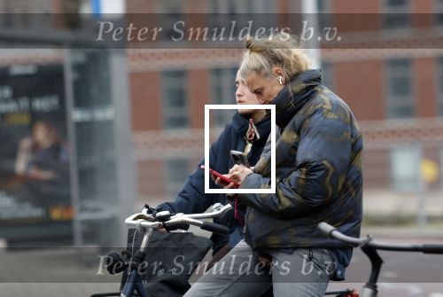 Amsterdam 29 december 2025
Sophie Hilbrand met mobieltje op de fiets in Amsterdam West