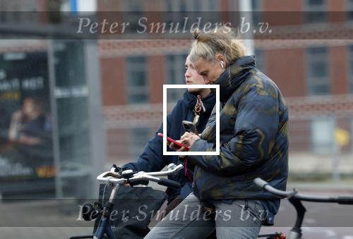 Amsterdam 29 december 2025
Sophie Hilbrand met mobieltje op de fiets in Amsterdam West