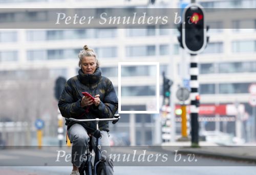 Amsterdam 29 december 2025
Sophie Hilbrand met mobieltje op de fiets in Amsterdam West