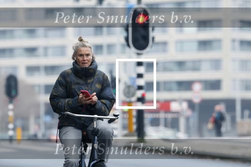 Amsterdam 29 december 2025
Sophie Hilbrand met mobieltje op de fiets in Amsterdam West