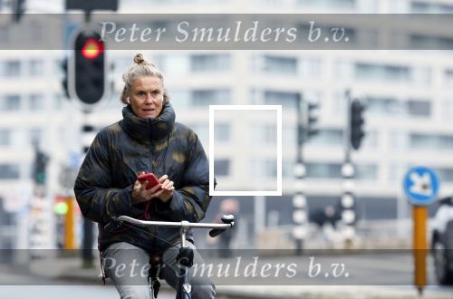Amsterdam 29 december 2025
Sophie Hilbrand met mobieltje op de fiets in Amsterdam West