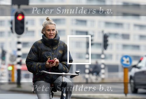 Amsterdam 29 december 2025
Sophie Hilbrand met mobieltje op de fiets in Amsterdam West