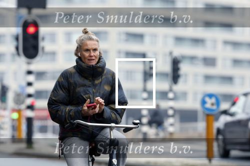 Amsterdam 29 december 2025
Sophie Hilbrand met mobieltje op de fiets in Amsterdam West