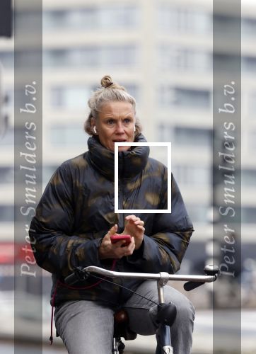 Amsterdam 29 december 2025
Sophie Hilbrand met mobieltje op de fiets in Amsterdam West