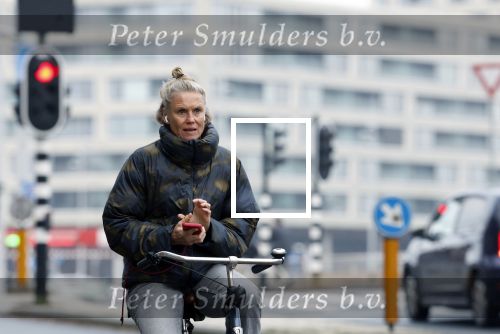 Amsterdam 29 december 2025
Sophie Hilbrand met mobieltje op de fiets in Amsterdam West