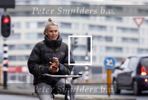Amsterdam 29 december 2025
Sophie Hilbrand met mobieltje op de fiets in Amsterdam West