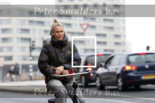 Amsterdam 29 december 2025
Sophie Hilbrand met mobieltje op de fiets in Amsterdam West