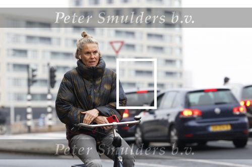 Amsterdam 29 december 2025
Sophie Hilbrand met mobieltje op de fiets in Amsterdam West
