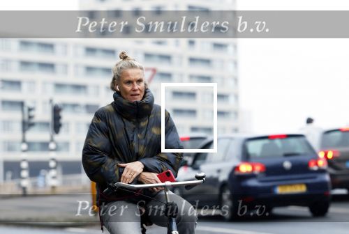 Amsterdam 29 december 2025
Sophie Hilbrand met mobieltje op de fiets in Amsterdam West