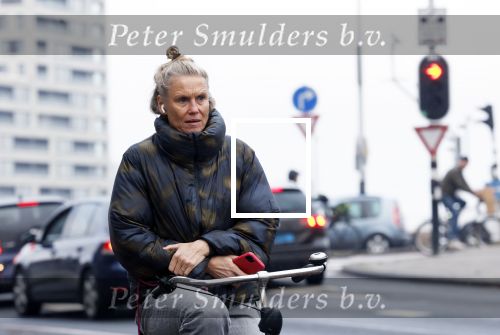 Amsterdam 29 december 2025
Sophie Hilbrand met mobieltje op de fiets in Amsterdam West