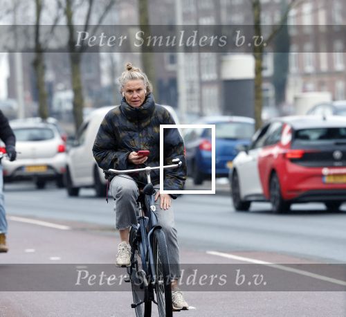 Amsterdam 29 december 2025
Sophie Hilbrand met mobieltje op de fiets in Amsterdam West