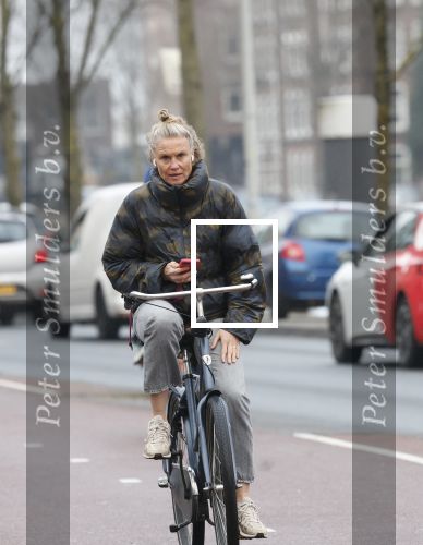 Amsterdam 29 december 2025
Sophie Hilbrand met mobieltje op de fiets in Amsterdam West