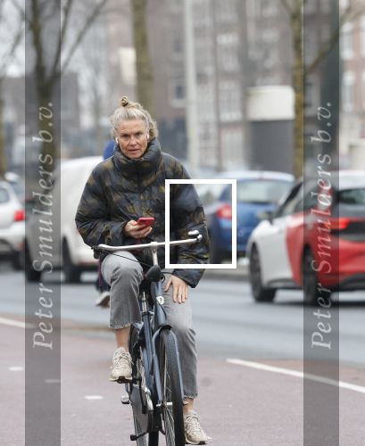 Amsterdam 29 december 2025
Sophie Hilbrand met mobieltje op de fiets in Amsterdam West