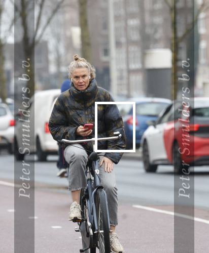 Amsterdam 29 december 2025
Sophie Hilbrand met mobieltje op de fiets in Amsterdam West