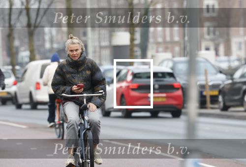 Amsterdam 29 december 2025
Sophie Hilbrand met mobieltje op de fiets in Amsterdam West