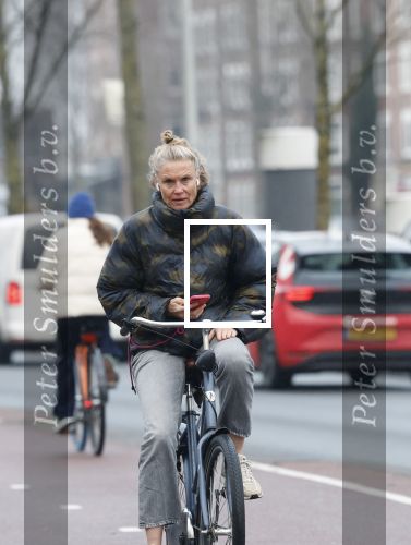 Amsterdam 29 december 2025
Sophie Hilbrand met mobieltje op de fiets in Amsterdam West