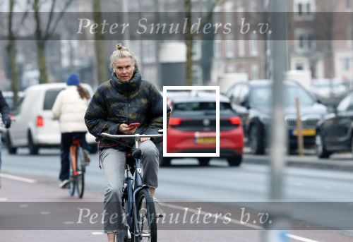 Amsterdam 29 december 2025
Sophie Hilbrand met mobieltje op de fiets in Amsterdam West