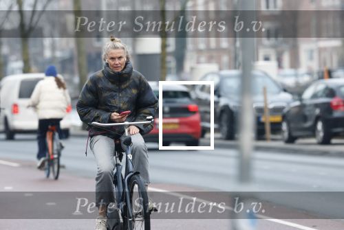 Amsterdam 29 december 2025
Sophie Hilbrand met mobieltje op de fiets in Amsterdam West