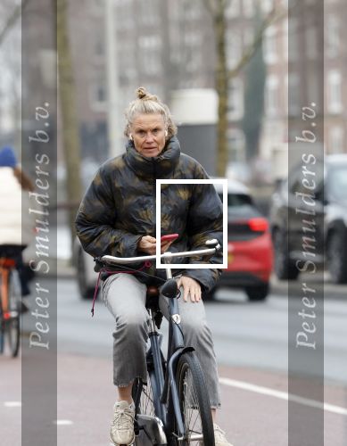 Amsterdam 29 december 2025
Sophie Hilbrand met mobieltje op de fiets in Amsterdam West