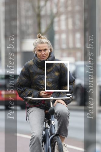 Amsterdam 29 december 2025
Sophie Hilbrand met mobieltje op de fiets in Amsterdam West