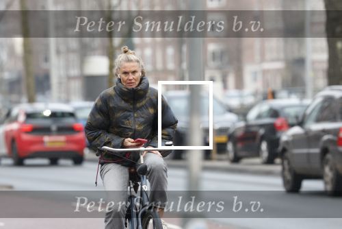 Amsterdam 29 december 2025
Sophie Hilbrand met mobieltje op de fiets in Amsterdam West
