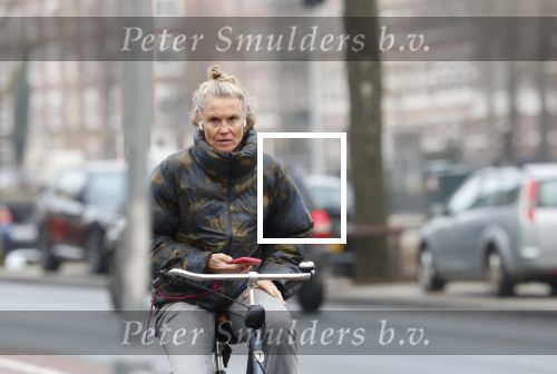 Amsterdam 29 december 2025
Sophie Hilbrand met mobieltje op de fiets in Amsterdam West