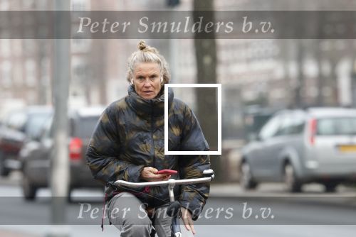 Amsterdam 29 december 2025
Sophie Hilbrand met mobieltje op de fiets in Amsterdam West