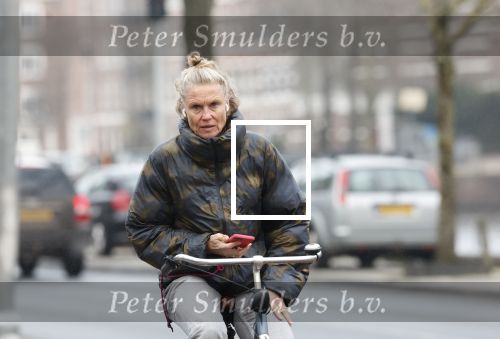 Amsterdam 29 december 2025
Sophie Hilbrand met mobieltje op de fiets in Amsterdam West