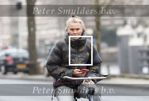 Amsterdam 29 december 2025
Sophie Hilbrand met mobieltje op de fiets in Amsterdam West