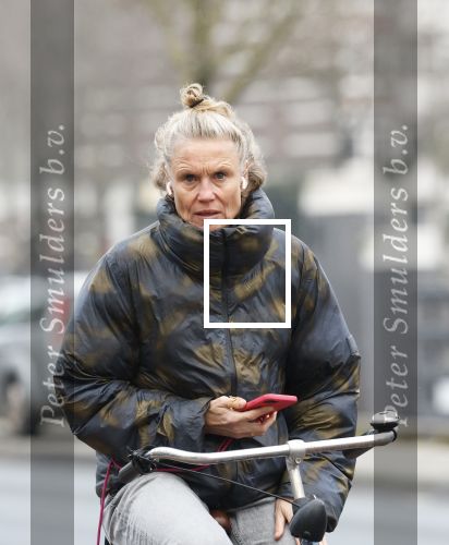 Amsterdam 29 december 2025
Sophie Hilbrand met mobieltje op de fiets in Amsterdam West