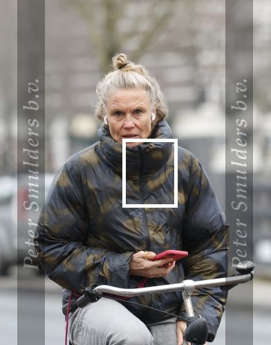 Amsterdam 29 december 2025
Sophie Hilbrand met mobieltje op de fiets in Amsterdam West