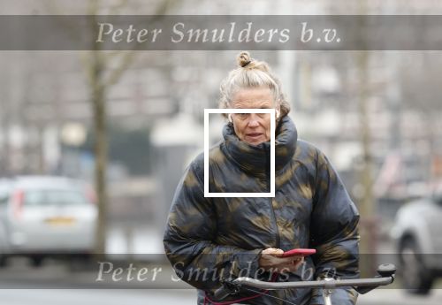 Amsterdam 29 december 2025
Sophie Hilbrand met mobieltje op de fiets in Amsterdam West