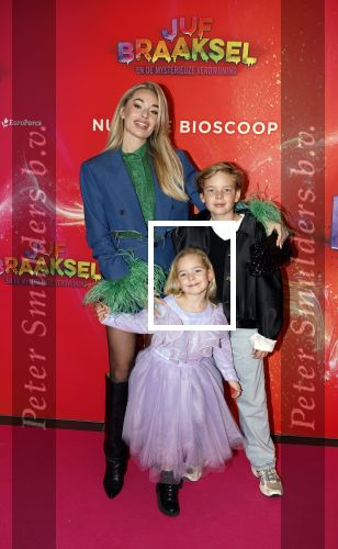 Amsterdam 7 december 2025
Premiere Juf Braaksel in Pathe Noord . Stevie v Zweden met hun kinderen