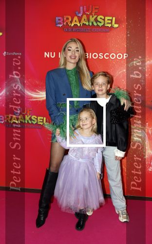 Amsterdam 7 december 2025
Premiere Juf Braaksel in Pathe Noord . Stevie v Zweden met hun kinderen