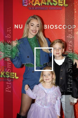 Amsterdam 7 december 2025
Premiere Juf Braaksel in Pathe Noord . Stevie v Zweden met hun kinderen