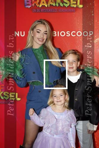 Amsterdam 7 december 2025
Premiere Juf Braaksel in Pathe Noord . Stevie v Zweden met hun kinderen