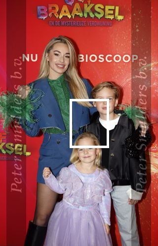 Amsterdam 7 december 2025
Premiere Juf Braaksel in Pathe Noord . Stevie v Zweden met hun kinderen