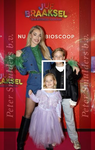 Amsterdam 7 december 2025
Premiere Juf Braaksel in Pathe Noord . Stevie v Zweden met hun kinderen