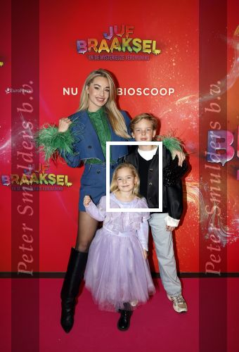 Amsterdam 7 december 2025
Premiere Juf Braaksel in Pathe Noord . Stevie v Zweden met hun kinderen