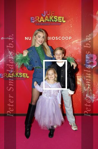 Amsterdam 7 december 2025
Premiere Juf Braaksel in Pathe Noord . Stevie v Zweden met hun kinderen