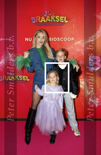 Amsterdam 7 december 2025
Premiere Juf Braaksel in Pathe Noord . Stevie v Zweden met hun kinderen
